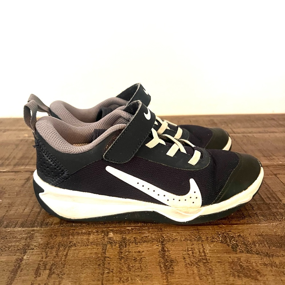 Nike navy blue sneakers size 2 (little kids)